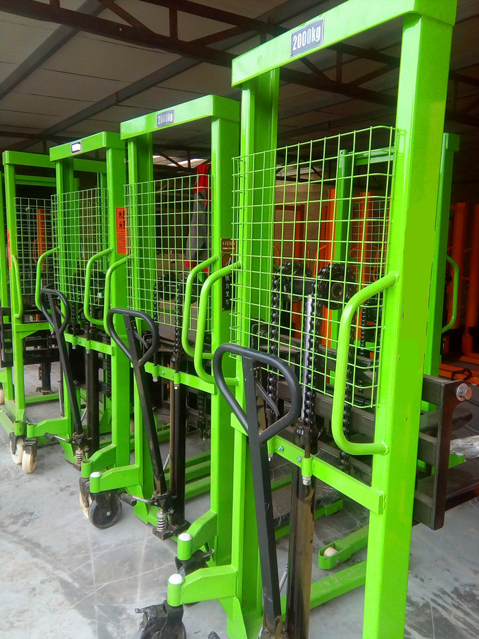 手動液壓堆高車待出廠發貨--河北東圣吊索具制造有限公司 手動液壓堆高車待出廠發貨--河北東圣吊索具制造有限公司