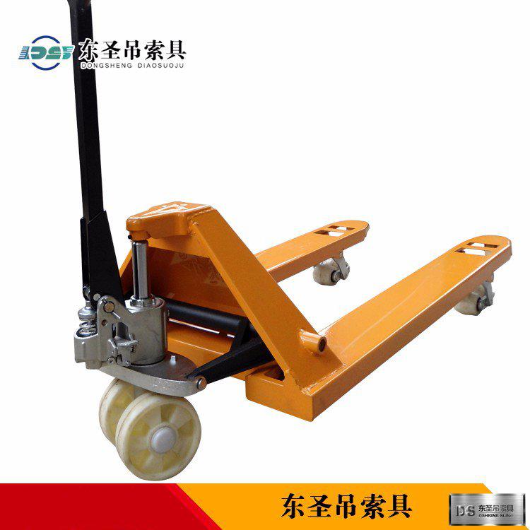 在運輸貨物時電動叉車要避免盲區