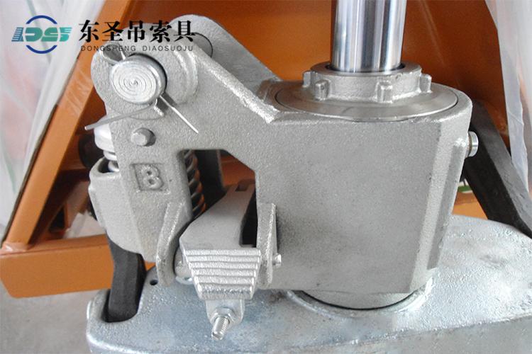 手動液壓叉車在運(yùn)輸貨物時轉(zhuǎn)向困難是哪里出現(xiàn)問題